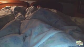 Tetovált ázsiai csaj heves csókban, miközben a barátnője mohón nyalja a nedves picsáját