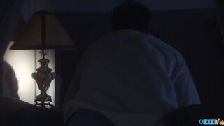 Fiatal csaj élvezi a farkat szopással és lovaglással ágyban lefekvés előtt