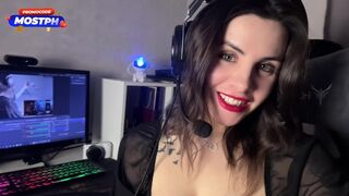 Forró orosz maszturbálás hatalmas mellekkel és mély műfaszos análban