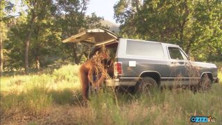 Szőke milf a természetben tágítja a fenekét és nyel a hatalmas farkot misszionáriusban