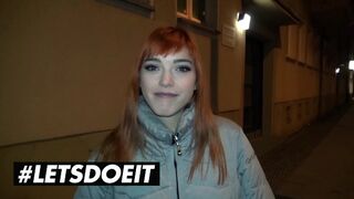 Lullu Gun és Anny Aurora osztoznak a hatalmas fekete farkon kint a természet dzsungelében