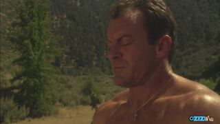 A vad dugás lovaglása felizgatja a nagy mellű brunét, fordított cowgirlben folytatódnak, arcra spriccelve a finálé