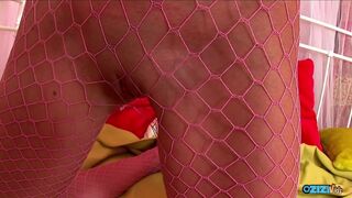 Kecses szőke tinilány szopogatta saját puncáját csábító hálós harisnyában