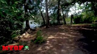 Barátnőm Jessie Saint az erdőben Sean Lawless farkát nyeli mélyen