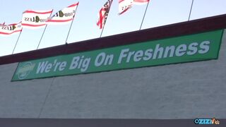 Szőke csinos lány punciját zúzzák a fürdőszobában