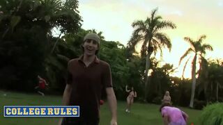 Vad kollégiumi csajok meztelenül rúgnak labdát a szabadban, ázva és forrón