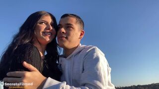 Tüzes tinder lány a parkban, aki nem törődik semmivel