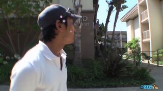 Szőke csaj felfedezi a vibrátor gyönyörét két ázsiai pasi szem előtt