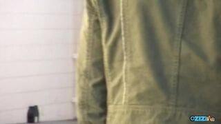 Kisbusás csaj dugja magát idegennel nyilvános illemhelyen