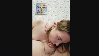 Szenvedélyes mélytorok könnyekkel, forró szájba spricc a dögös tini ajkaira